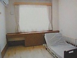 居室のベッドと窓