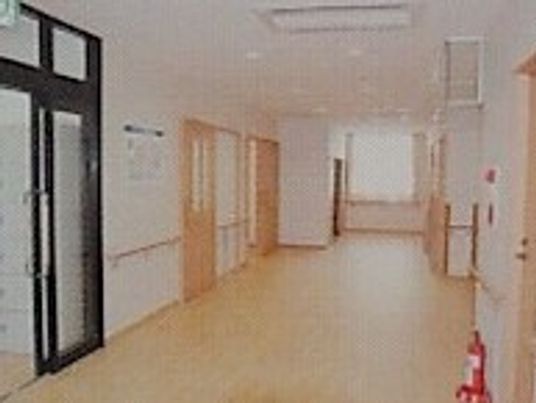 明るく広々とした廊下