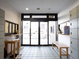 明るい出入口エリア