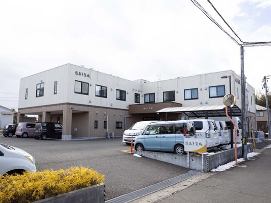 駐車場のある外観