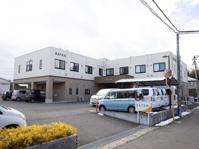 駐車場のある外観
