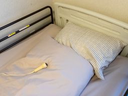 静かな居室のベッド