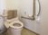 きれいな温水洗浄機能付きトイレの周りに、さまざまな支えなども設置され、快適に毎日を過ごすことができる。