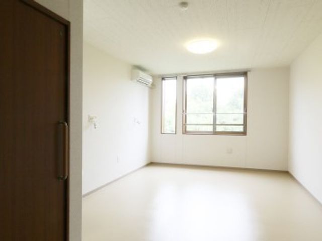 明るい空間の個室イメージ 居室 ゆったりとした清潔な個室は明るく、プライバシーが守られる快適な空間です。窓外の自然光あふれる景色と共に、安らぎの時間を過ごせます。