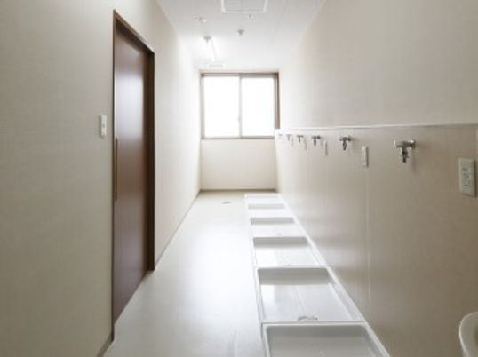 手すり等が設置され、幅広いバスタブ、十分なスペースのある浴室で、毎日快適にお風呂に入ることができる。