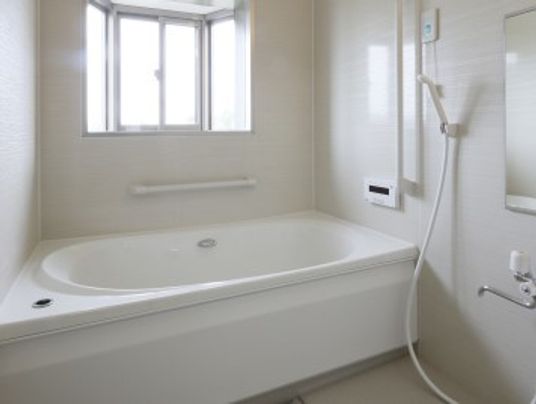 手すり等が設置され、幅広いバスタブ、十分なスペースのある浴室で、毎日快適にお風呂に入ることができる。