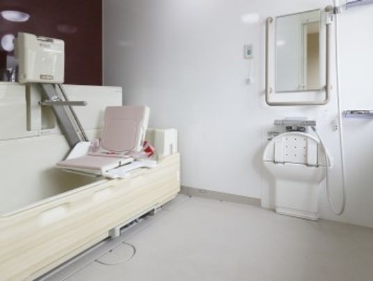 要介護者の入浴が行いやすいよう、最新設備を備えたバスタブ、浴室となっており、身体を清潔に保って過ごすことができる。