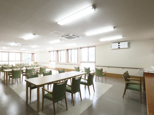 広々としたダイニングルーム 食堂 ゆとりのあるダイニングルームで、お食事の時間もリラックスしてお過ごしいただけます。窓から自然光が入り、落ち着いた雰囲気の中で働けます。