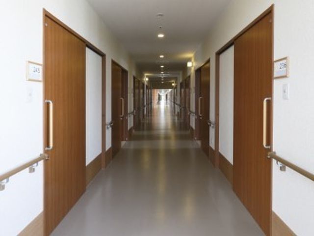 清潔感のある廊下 通路 手すりと床の反射が清潔感を感じさせる廊下です。明るい採光で、安心して歩行できる空間が広がっています。
