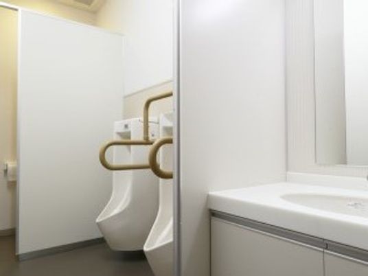 男性用のトイレである。２台設置されており、１台には便器の周りに手すりがついていて、身体の不自由な方も安全に使用することができる。