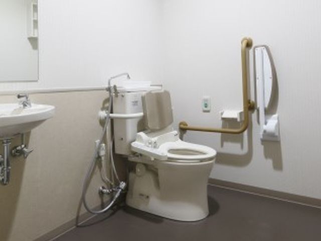 バリアフリートイレ設備 トイレ 手すり付きのトイレは、安全かつ自立した生活を支援する設計になっています。広々として使いやすい空間ですので、快適にお使いいただけます。