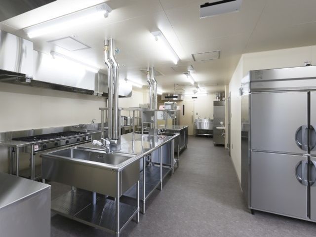 きれいなステンレスキッチン キッチン 清潔感のあふれる広々としたキッチンです。栄養バランスを考えたお食事の調理に活用されています。