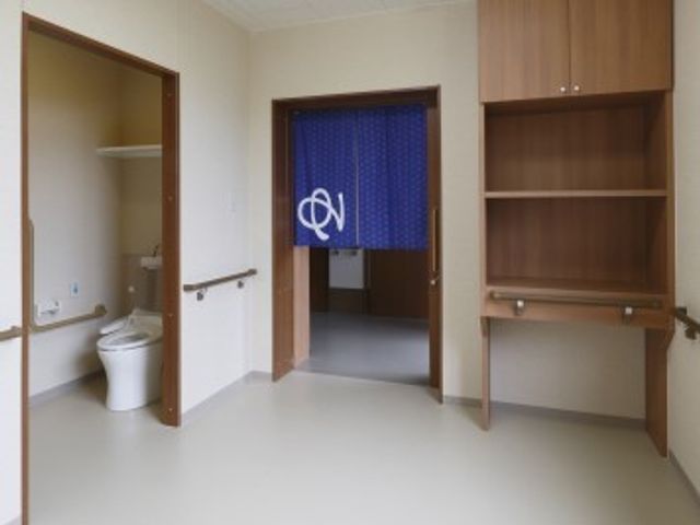 バリアフリーの居室 浴室 ゆとりある設計の居室では、壁付けのハンドレールが安全性を高めています。建具の取っ手も使いやすく、日々の暮らしをサポートします。