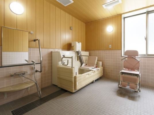 浴室はタイルと木調の壁を使用してあり清潔感がある。窓も大きく明るい雰囲気。広さも十分で入浴しやすい。