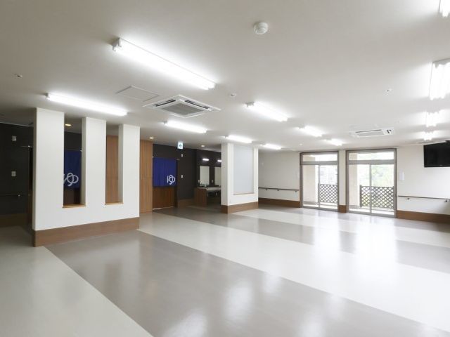 広々とした共有スペース 共有スペース ゆとりのあるラウンジは、居心地の良い空間作りが施され、リラックスしてコミュニケーションをとることができます。明るく開放的なこの場所で、仕事のやりがいを感じていただけるでしょう。