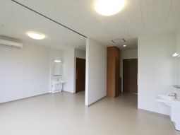 白壁の明るい居室