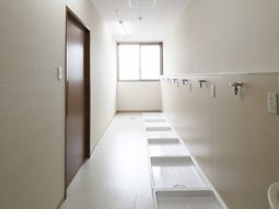 廊下にある洗面台