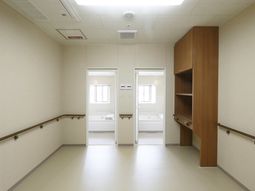清潔な廊下と2つのドア