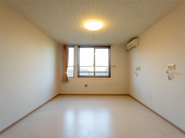 ゆったりした居室 居室 広々とした居室で、自然光がやさしく差し込む空間です。快適な環境が整っています。