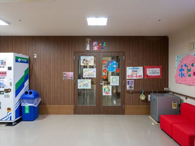 掲示物のある廊下