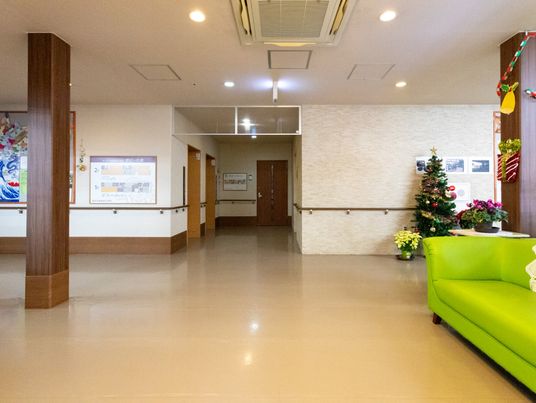 明るく広々とした廊下