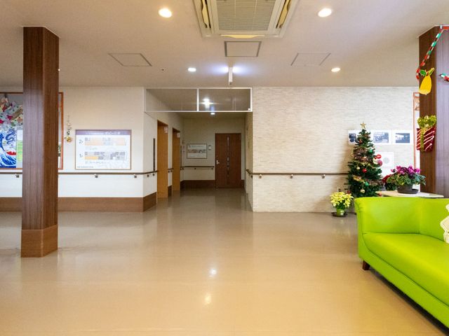 明るく広々とした廊下 廊下 広々とした明るいスペースが広がります。利用者同士の交流の場として最適な作りです。