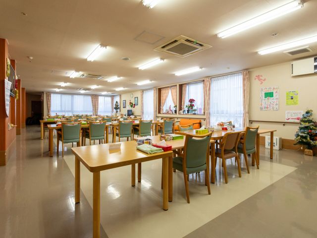 明るい空間の食堂 食堂 広々とした明るいリビングでは、自然光が差し込み、リラックスした時間を過ごせます。車椅子の方にも安心です。