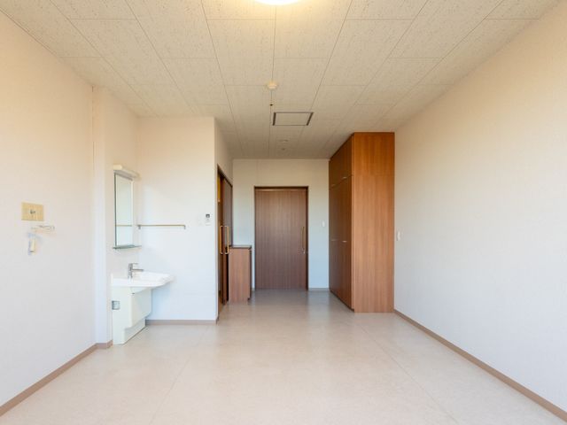 シンプルで清潔感のある居室 居室 白を基調としたシンプルな空間で、落ち着いた雰囲気が感じられます。設備も整っており、快適に過ごせます。