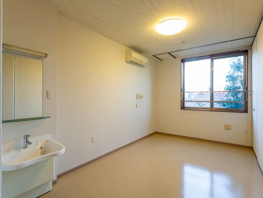 明るい居室の空間
