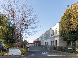 木々に囲まれた外観