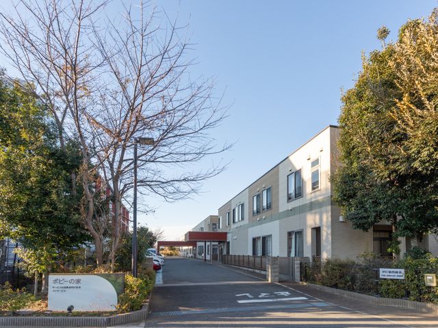 木々に囲まれた外観 外観 広々とした駐車場付きの建物です。自然に囲まれた落ち着いた雰囲気があります。