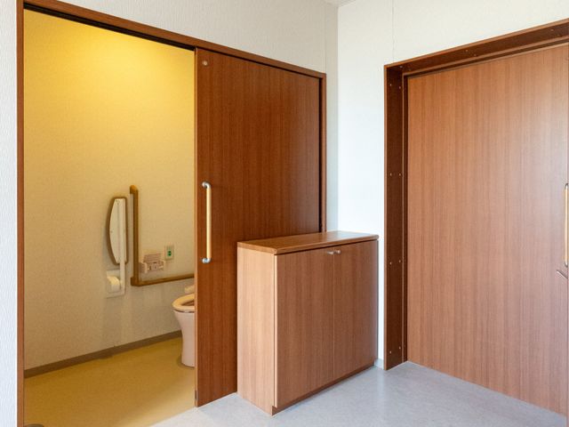 使いやすいトイレ トイレ 扉が広く開くため、車椅子でも安心して利用できます。手すりが付いており、安全に使えます。
