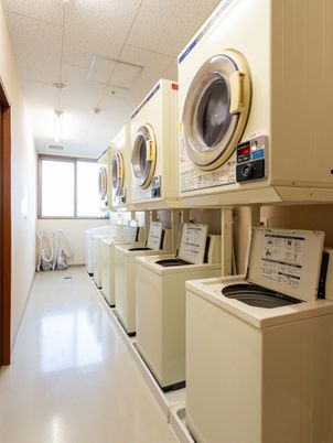 洗濯機が並ぶ部屋
