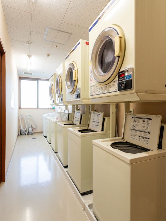 洗濯機が並ぶ部屋