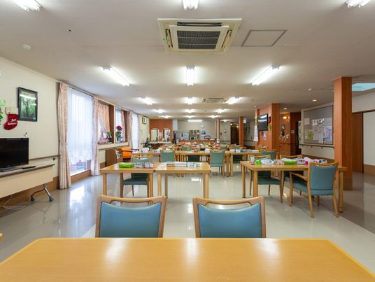 開放的な食堂の風景