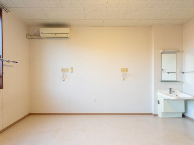 設備の整った居室 居室 居室にはエアコンと洗面台が備えられており、快適に過ごせる環境が整っています。