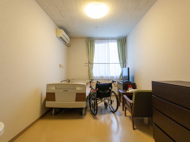 落ち着いた居室 居室 落ち着いた雰囲気の部屋には車椅子のスペースも確保されています。快適に過ごせる空間です。