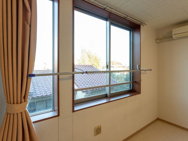 自然光が入る居室 居室 明るい自然光が差し込む落ち着いた居室です。窓際には便利な物干しスペースがあります。