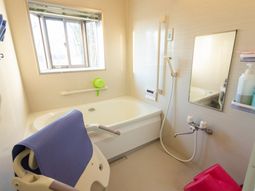 広々とした明るい浴室