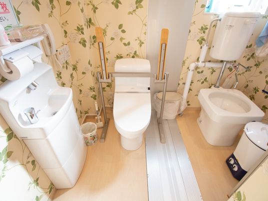 多目的トイレは広くスペースが設けられ、個室内に洗面台や汚物流しなども併設されている。1か所で用事を済ませる、機能的なデザイン。