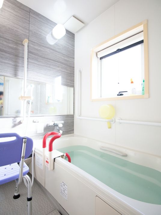 浴室には換気窓があり、日当たりは良好。浴槽の周辺には手すりが多数設置してあり、安全対策がとられている。