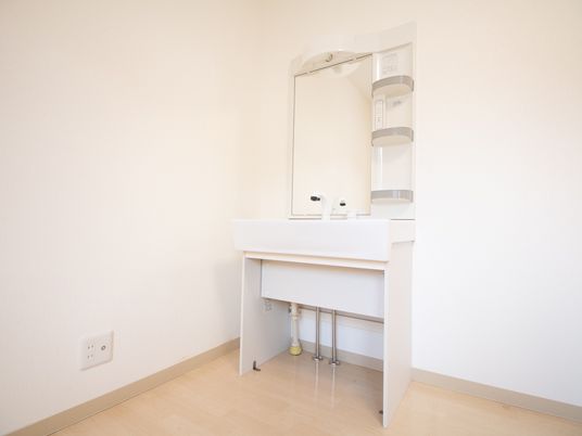 居室には白く真新しい化粧洗面台が設置されている。収納棚がサイドに3段ついているので、機能的に利用できる。
