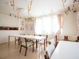 多彩な装飾の食堂