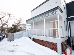 白壁の建物と雪の外観