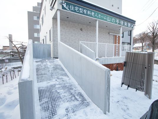 雪を帯びた斜路と建物