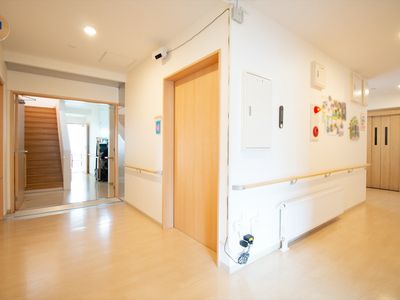 明るい廊下と部屋の入口