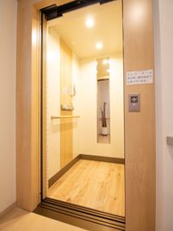 木目調のエレベーター