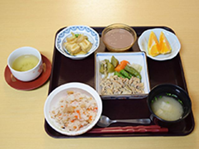 和風の栄養バランス食 食事 栄養満点の和風メニューで、健康的な毎日をサポートしています。利用者様の食事の時間を大切に考えたメニュー構成です。