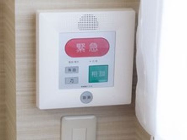 緊急コール装置のクローズアップ 呼び出しボタン セキュリティが万全で安心できる緊急呼出しシステムが整っています。働くスタッフにとっても、安全管理に役立つ設備です。