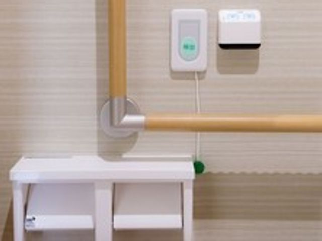 手すりとコールボタンのある壁 トイレ 壁に取り付けられた手すりと呼び出しボタンは、安全な歩行と緊急時のサポートを実現します。利用者の自立を支える設備が整っています。